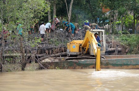 Diễn tập gia cố đê bao bị sạt lỡ do mưa lũ.