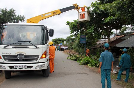 Tiến hành khắc phục cây cối ngã đỗ do mưa giông.