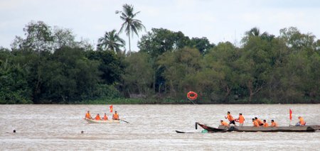 Diễn tập cứu người bị đuối nước do sóng to, gió lớn.