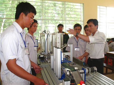 Sinh viên tốt nghiệp đại học không có việc làm- sự lãng phí lớn đối với xã hội và gia đình.