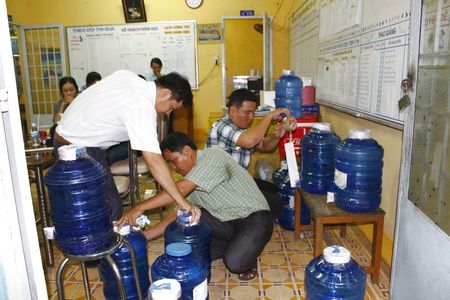  … và lấy mẫu nước xét nghiệm tìm nguyên nhân