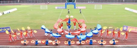  Biểu diễn văn nghệ chào mừng lễ khai mạc.