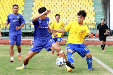 Thi đấu bóng đá, trận XSKT Vĩnh Long (áo xanh) thắng XSKT Trà Vinh 4-3.