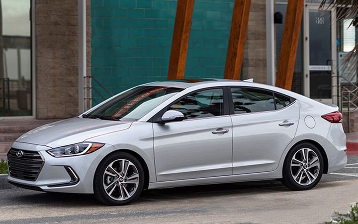 2017 Hyundai Elantra có giá 17.895 USD