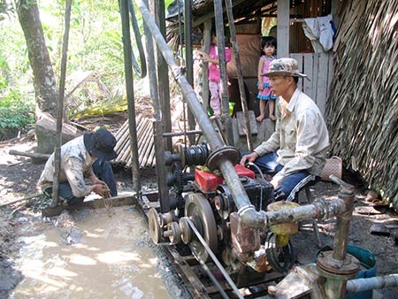 Lo ngại với tốc độ hạ thấp mực nước trong các tầng nước ngầm ở đồng bằng sông Cửu Long. Ảnh: HOÀI THANH