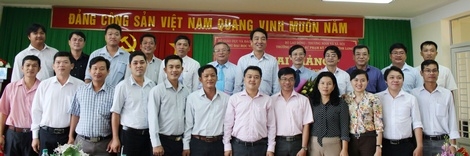 Đại biểu chụp hình cùng học viên trong lễ khai giảng khóa học.