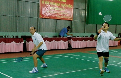 Cặp VĐV Trương Văn Sáu và Trương Thành Dãnh trong trận khai mạc.