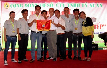 Ông Trần Triều Kang- Tổng Giám đốc Công ty trao giải nhất hội thi nấu ăn “Đàn ông vào bếp”.