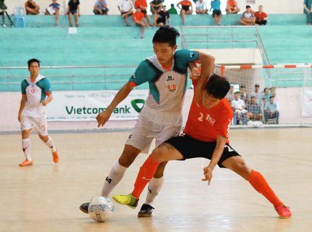  Pha tranh bóng trong trận chung kết giữa DNTN Vàng Lộc Tài Vĩnh Long (áo trắng) gặp Cà phê Phố An Giang.