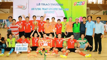 Ban tổ chức trao giải thưởng cho các đội Cà phê Phố An Giang đoạt chiếc cúp vàng vô địch.