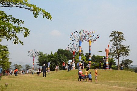 Không gian nghệ thuật điêu khắc “Art in the forest” thu hút đông đảo khách tham quan. (Ảnh: Đinh Thị Thuận/Vietnam+)