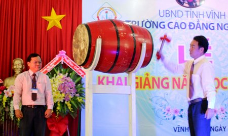  Ông Lữ Quang Ngời- Phó Chủ tịch UBND tỉnh Vĩnh Long đánh trống khai giảng năm học mới.