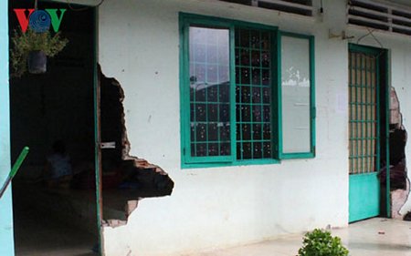 Các học viên phá cửa để trốn trại