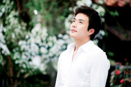 Trước khi “chạm ngõ” điện ảnh, Kwon Sang Woo từng là người mẫu thời trang. Sau vai diễn Cha Song Joo trong “Nấc thang lên thiên đường”, tên tuổi của nam tài tử được nhiều người biết đến. Sự chân thành, da diết cùng ánh mắt như biết nói của Kwon Sang Woo đã khiến anh trở thanh “hoàng tử nước mắt” của phim Hàn thời điểm đó