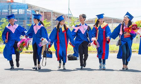 Phấn khởi khi nhận tấm bằng tốt nghiệp song không ít cử nhân chật vật trên chặng đường tìm việc. Ảnh: VINH HIỂN