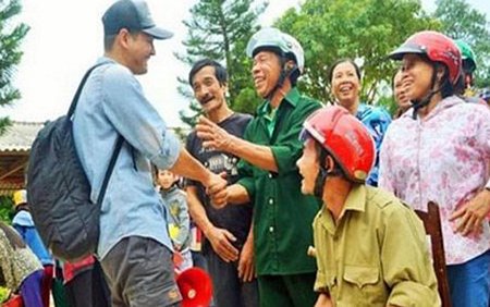 MC Phan Anh đến với đồng bào vũng lũ