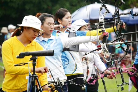  Các tay cung nữ tranh tài cự ly 70m cung 3 dây.