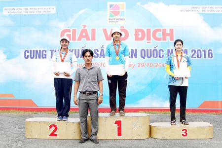 Lê Ngọc Huyền (Vĩnh Long) trên bục nhận HCĐ.
