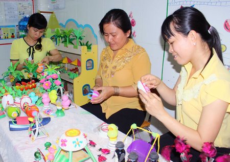 Từ vỏ chai, giấy báo, hộp sữa... các cô “hô biến” thành đồ chơi mầm non, đồ dùng dạy học.