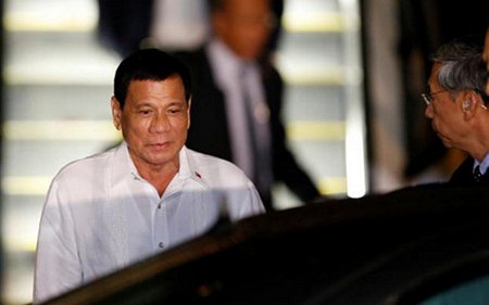 Tổng thống Duterte tới sân bay Haneda, Nhật Bản. Ảnh: Reuters.