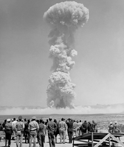 Vụ thử hạt nhân thuộc chiến dịch mang mật danh "Teapot" tại sa mạc Nevada vào năm 1955. (ảnh: Getty)