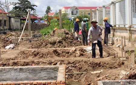 Mưa nhiều ảnh hưởng lớn đến tiến độ xây dựng các trường học ở xã Mỹ Hòa.