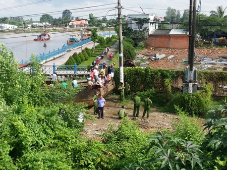 Xác người đàn ông nằm trong lùm cỏ dưới trụ điện bên phải