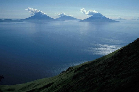 Quần đảo Galapagos, nằm ngoài khơi bờ biển Ecuador gần như tách biệt với phần còn lại của thế giới. 90% các hòn đảo của Galapagos thuộc công viên quốc gia và luôn nằm trong tình trạng được bảo vệ. Điều này giúp hạn chế du khách lên đảo và khuyến khích các công ty lữ hành giảm tác động từ hoạt động du lịch bằng cách tái chế, bảo vệ nguồn nước và năng lượng.