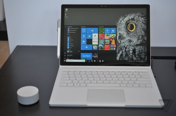 Surface Book không nhiều khác biệt so với thế hệ đầu tiên, chủ yếu tập trung nâng cấp cấu hình và dung lượng pin