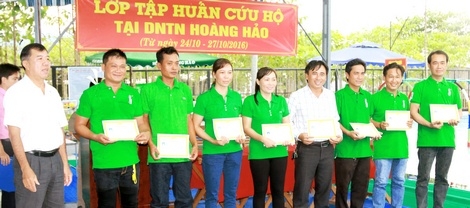 1/ Trao giấy chúng nhận cho các học viên.