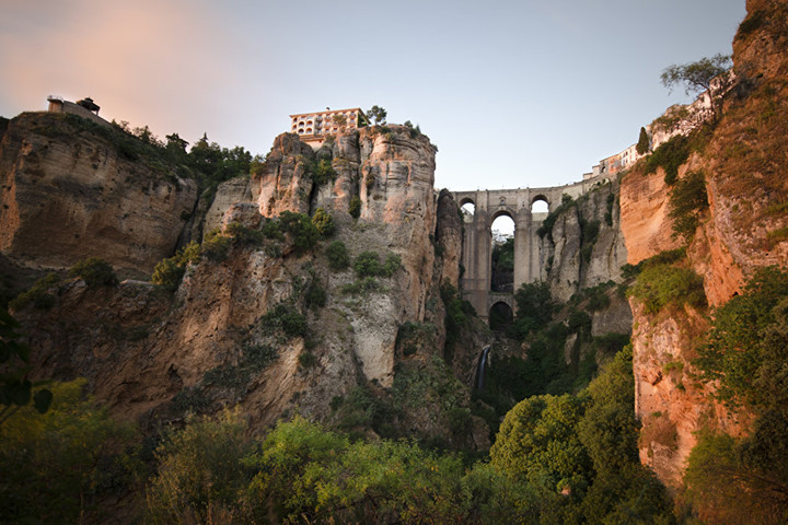 Ronda, Tây Ban Nha. Thành phố, được bao quanh bởi phần còn lại của khu định cư cổ đại có niên đại từ thời kỳ đồ đá Age.