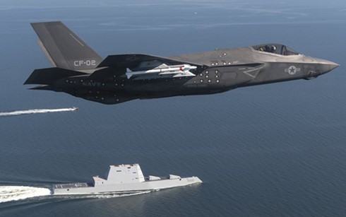 Tiêm kích F-35 và khu trục hạm USS Zumwalt là tương lai của Hải quân Mỹ. (Ảnh: US Navy)