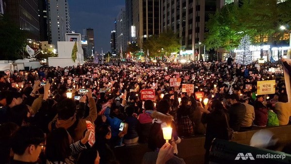 Người dân biểu tình ở thủ đô Seoul yêu cầu Tổng thống Park Geun-Hye từ chức. (Nguồn: Mediacorp)