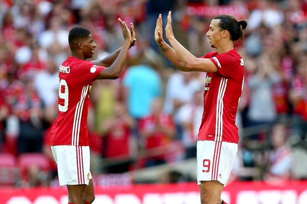Ngoài vấn đề chuyên môn, Ibrahimovic còn kèm cặp nhiều cầu thủ trẻ MU