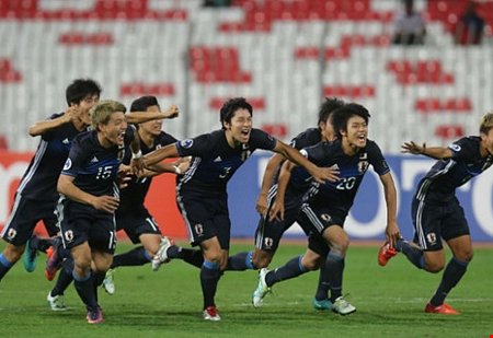 U-19 Nhật vui mừng sau khi thắng luân lưu