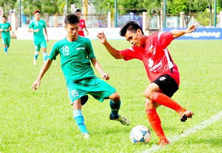  Trận đấu Vĩnh Long (áo xanh) hòa U.19 Long An 2-2.