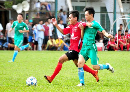 Thanh Dương (11, Vĩnh Long- áo xanh) trong trận hòa U.19 Long An 2-2.