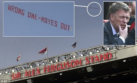   CĐV Man United từng thuê máy bay giăng biểu ngữ đòi sa thải Moyes