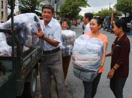 Hội Chữ thập đỏ TP Vĩnh Long vận động quần áo cho đồng bào miền Trung.