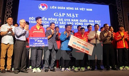 Lãnh đạo VFF và các cơ quan, công ty tặng thưởng cho đội U19. (Ảnh: Xuân Dự/TTXVN)