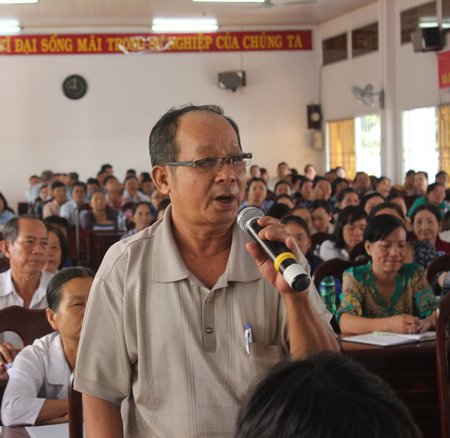  Người dân Long Hồ nêu thắc mắc về quyền lợi, chế độ, thủ tục khi tham gia BHYT hộ gia đình.