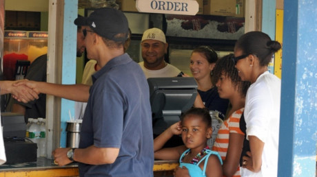 Sasha làm thêm mùa hè tại vị trí thu ngân: Nếu bạn nghĩ mùa hè của con gái Tổng thống Obama chỉ đi du lịch khắp nơi trên thế giới hay ngụp lặn ở các bể bơi thì bạn đã lầm to. Vào tháng 8/2016, Sasha đã đi làm thêm ở một cửa hàng hải sản mang tên Nancy's ở Martha's Vineyard.