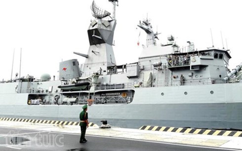 Tàu HMAS Warramunga cập cảng quốc tế Cam Ranh (Ảnh: Báo tin tức).