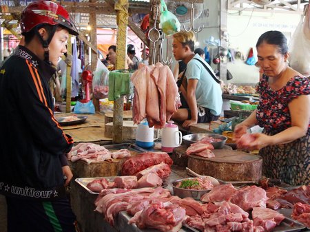 Tiểu thương phấn khởi khi chợ được chọn làm mô hình thí điểm.