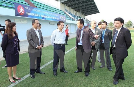 Nguyên Chủ tịch nước Nguyễn Minh Triết thăm sân tập bóng đá tại Trung tâm đào tạo bóng đá trẻ Việt Nam. (Ảnh: Quốc Khánh/TTXVN)