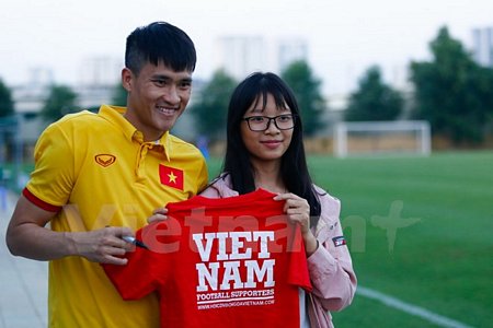 Sáng qua, các báo đồng loạt đưa tin đội trưởng tuyển Việt Nam Lê Công Vinh đã chấm dứt hợp đồng sớm một năm với “Gã nhà giàu” Becamex Bình Dương. (Ảnh: Minh Chiến/Vietnam+)