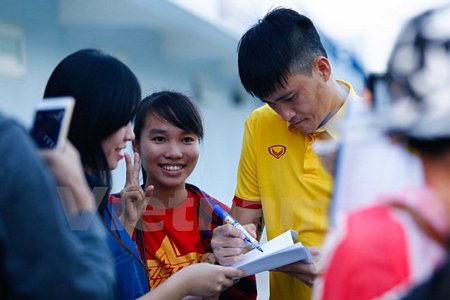 Phản ứng với việc thông tin chia tay Becamex Bình Dương bị lộ, Công Vinh vẫn khá bình thản. Anh cho biết mình đang ưu tiên AFF Cup và sẽ quyết định bến đỗ mới sau giải đấu. (Ảnh: Minh Chiến/Vietnam+)