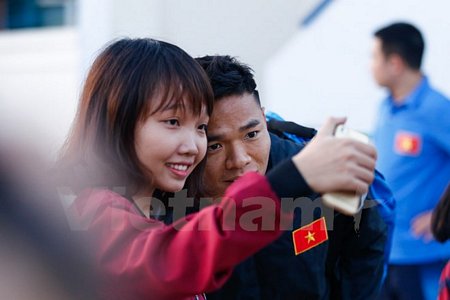 Cùng với Công Vinh, nhiều tuyển thủ quốc gia khác cũng được các cổ động viên trẻ săn đón. (Ảnh: Minh Chiến/Vietnam+)