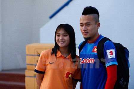 Tiền đạo Võ Huy Toàn chụp ảnh chung với một tuyển thủ nữ trẻ quốc gia. (Ảnh: Minh Chiến/Vietnam+)