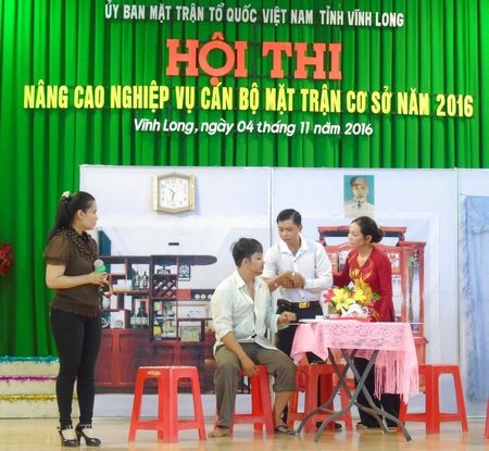 Phần thi tiểu phẩm được các đội thể hiện dưới dạng sân khấu hóa.